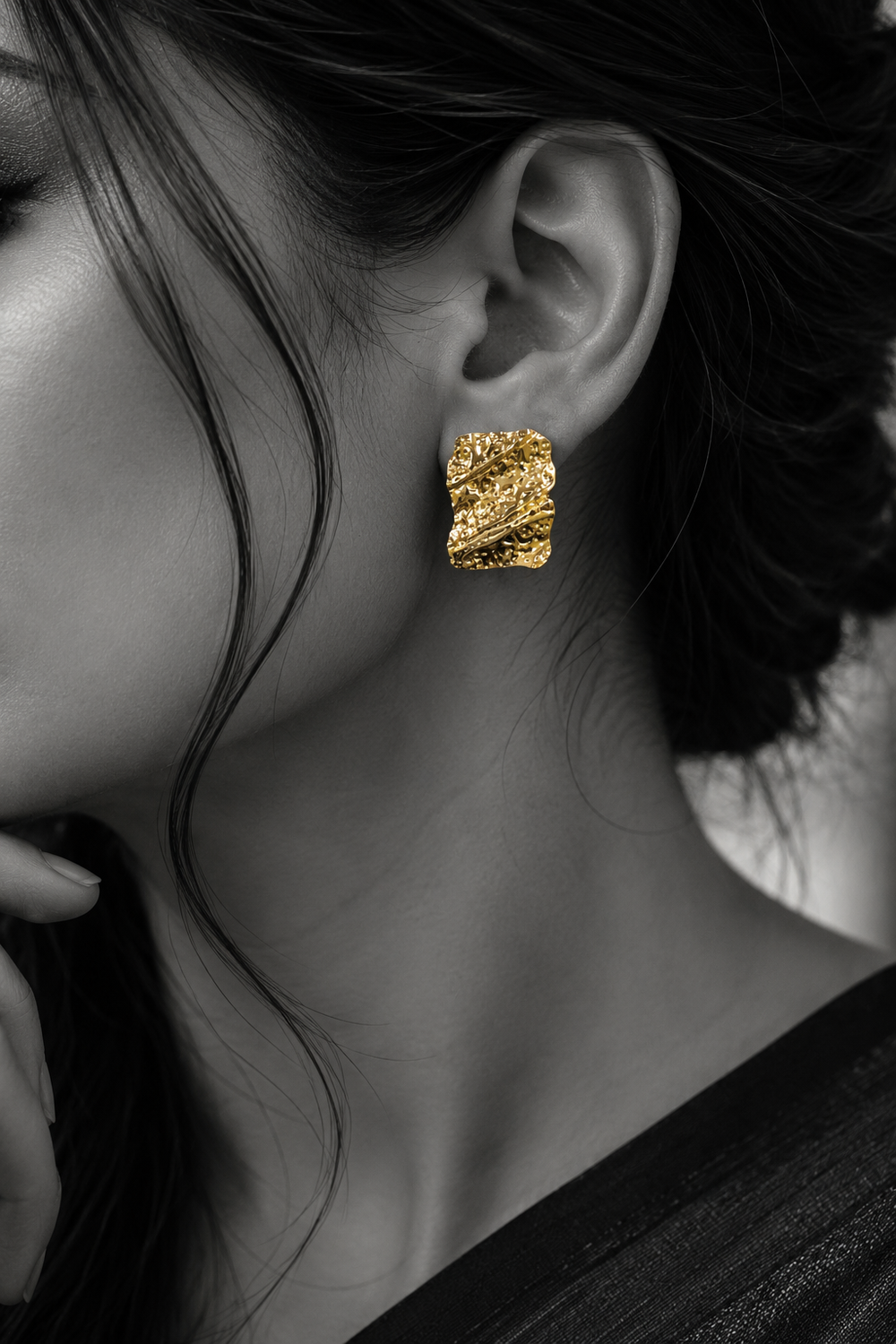Hammered Wave Stud Earrings – 18K Gold-Plated